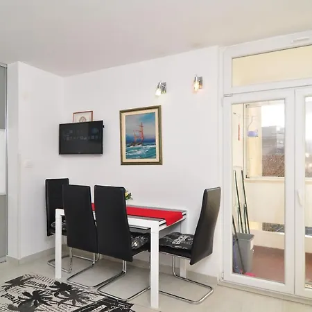 Full Equipped Flat Close To Сплит